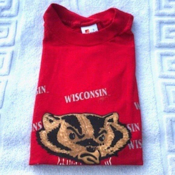 Tee Shirt . Size: Large {42-44} . Wisconsin Badgers - Picture 5 of 6